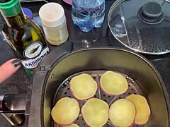 الطباخ الجذاب كويوت كوزي يعلمك كيفية صنع طبق بطاطا حلوة مع تحويل