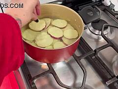 Секси Койот Кук те учи как да направиш сладко картофено ястие с нов начин на приготвяне