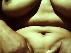Seksikäs intialainen MILF esittelee karvatonta pilluaan ja isoja rintojaan soolo-masturbaatiossa
