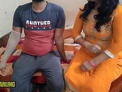Vovó indiana dá uma gozada nas bochechas em um vídeo caseiro em Punjabi