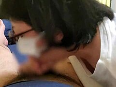 Femme japonaise aux gros seins fait une fellation à sa femme en train de mâcher