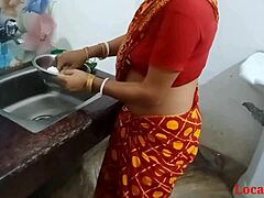 O soție indiană amatoare își arată abilitățile într-un videoclip făcut acasă