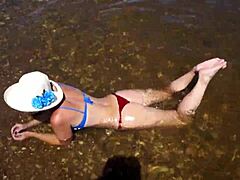 Bikini oblečená MILFka se namočí v řece Volze