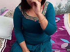 Una MILF india de tetas grandes es dominada en un video de sexo Punjabi POV