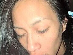 Asiatisk MILF njuter av en djup halsblowjob med bröstvårtslek och massage