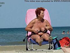 Зрелые бабушки наслаждаются пляжем