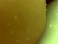 Hnedovláska milfka z Ruska umýva veľké prsia svojej kamošky