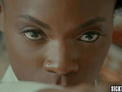 Vruće crne lepotice zadovoljavaju svoje seksualne želje u ovom lezbejskom videu
