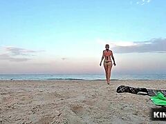 Блондинка получает золотой душ на пляже от шпионя мужчины