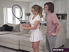 Cory Chase le enseña a su hijastro cómo usar su polla como una raqueta de tenis