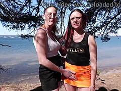 Storbystad mamma Arianna och hennes vän Angelina engagerar sig i het oralsex och analsex